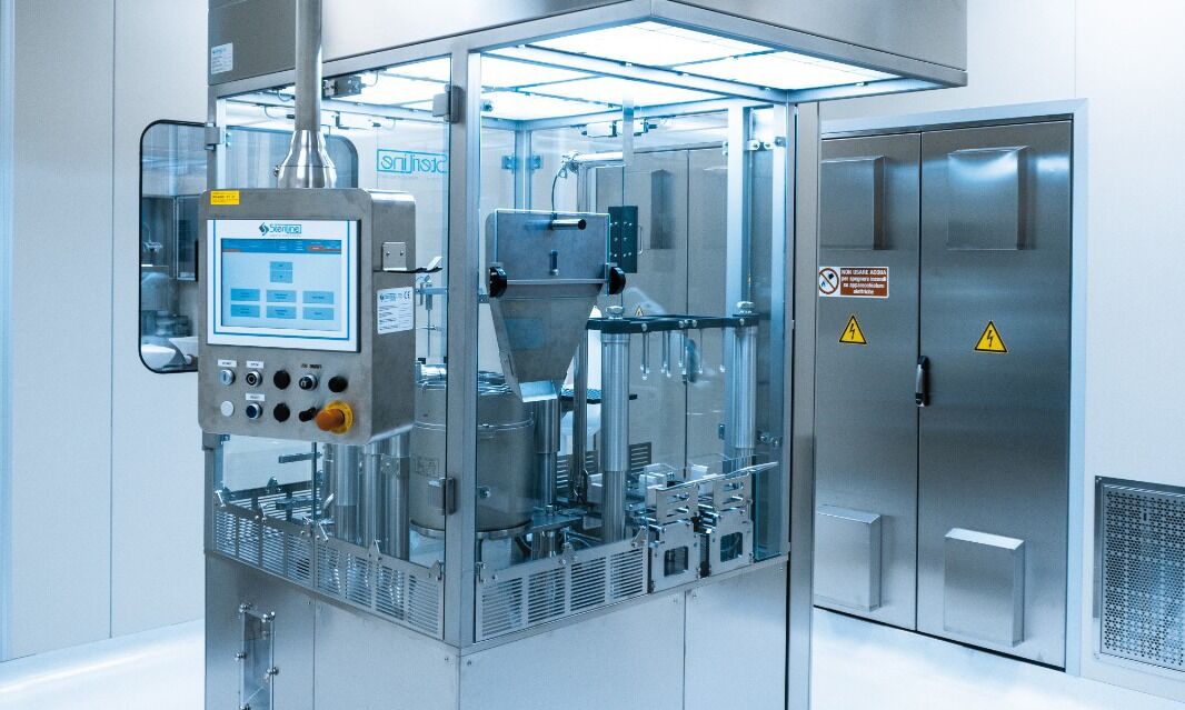 Kompakte robotergesteuerte Füllmaschine